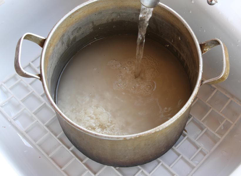 промыть рис под холодной водой
