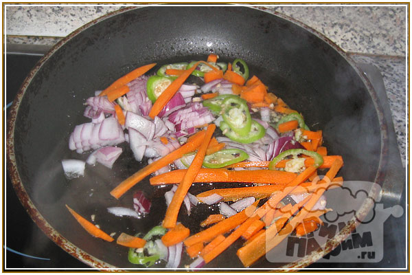 обжарить овощи для соуса
