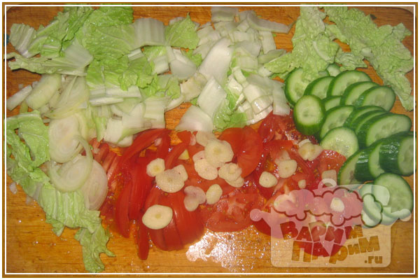порезать овощи на салат